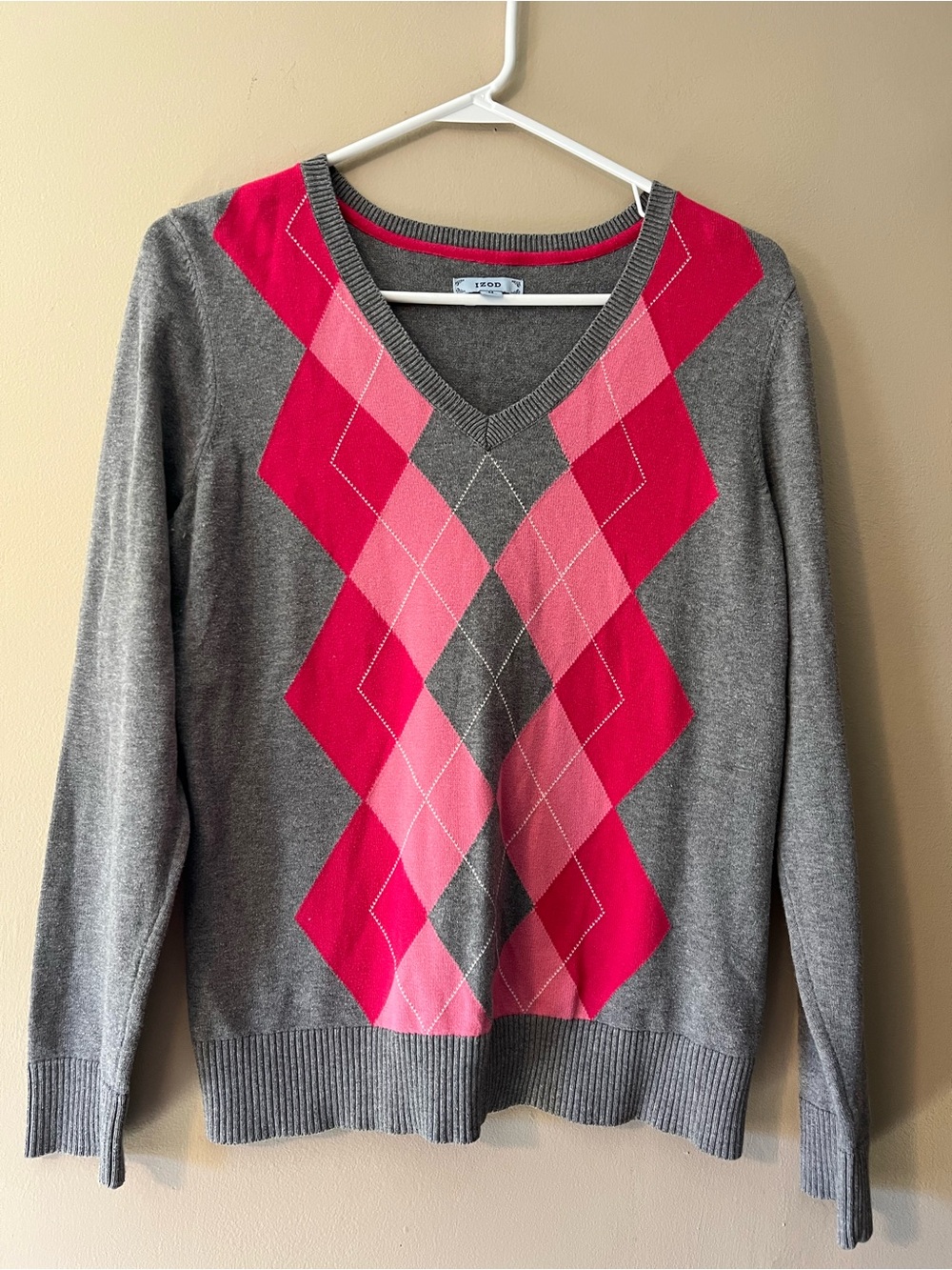 IZOD v neck argyle pink and gray long sleeve sweater in size M.
